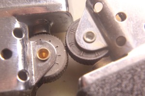 (kiri-kanan): Zippo KW, Zippo Asli