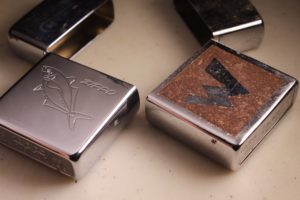 (kiri-kanan): Zippo Asli, Zippo KW