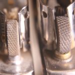 (kiri-kanan): Zippo KW, Zippo asli