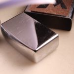 Chrome Zippo KW tidak rata.