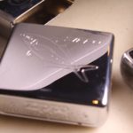 Kualitas chrome Zippo asli jauh lebih halus.